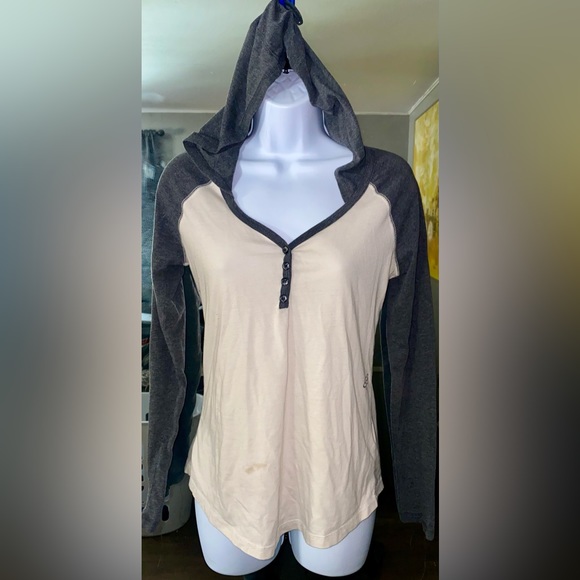 3/$20 Fox hooded long sleeve shirt. Vneck w/ buttons. Size Medium. - Picture 2 of 6